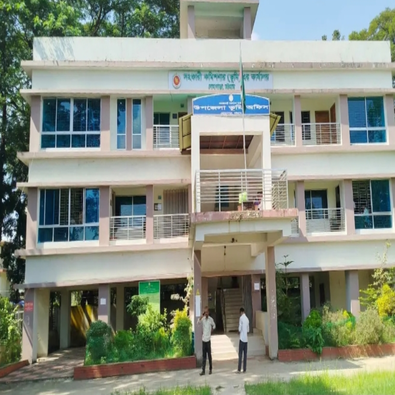 লোহাগাড়া ভূমি অফিসে ঘুষের দৌরাত্ম্য: বিকেল জুড়ে চলে দেনদরবার